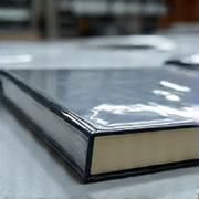 Libro sellado dentro de una bolsa impermeable para protección contra la humedad.